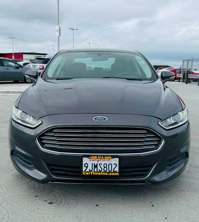 Ford Fusion Vehicle Full-screen Gallery Image 02