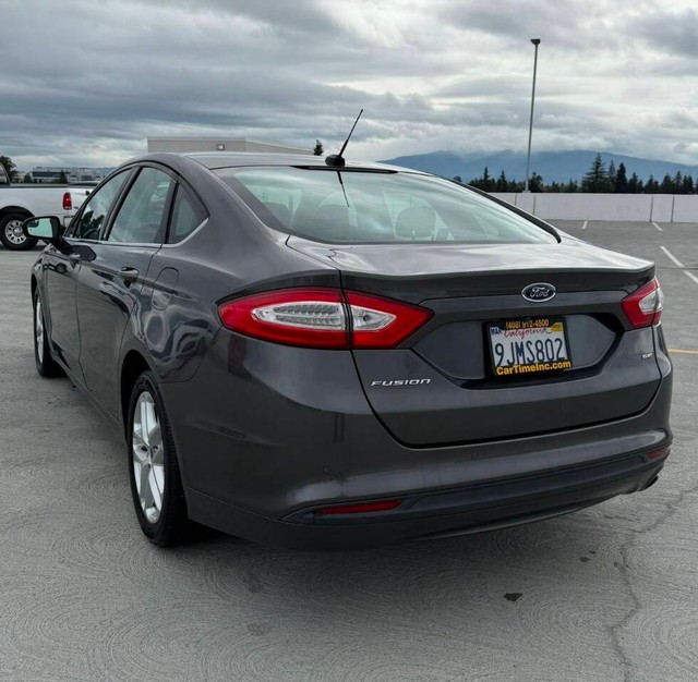 Ford Fusion Vehicle Full-screen Gallery Image 05