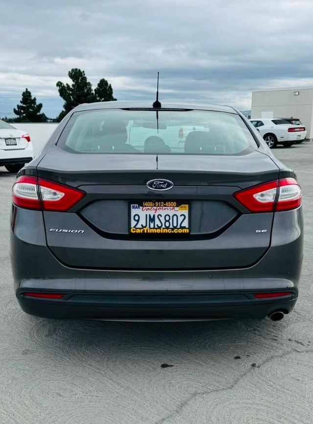 Ford Fusion Vehicle Full-screen Gallery Image 06