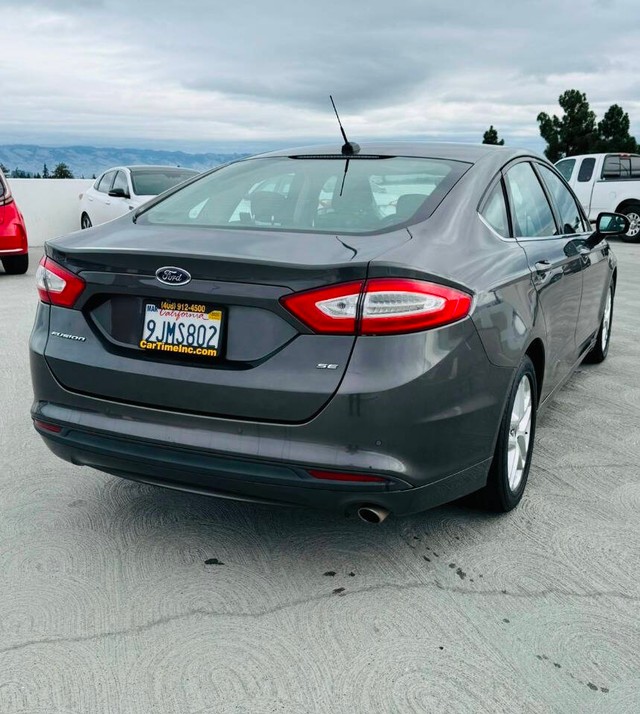 Ford Fusion Vehicle Full-screen Gallery Image 07