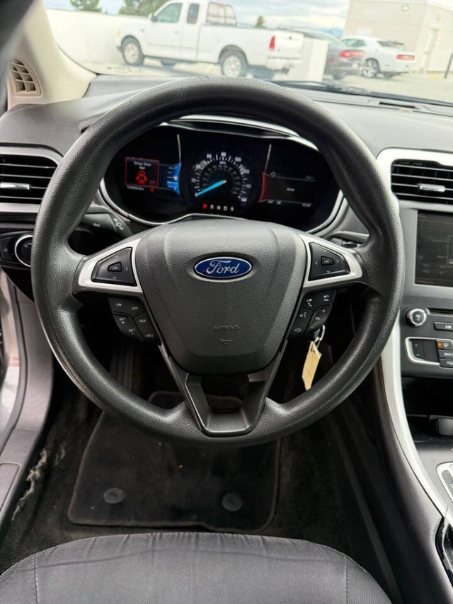 Ford Fusion Vehicle Full-screen Gallery Image 09