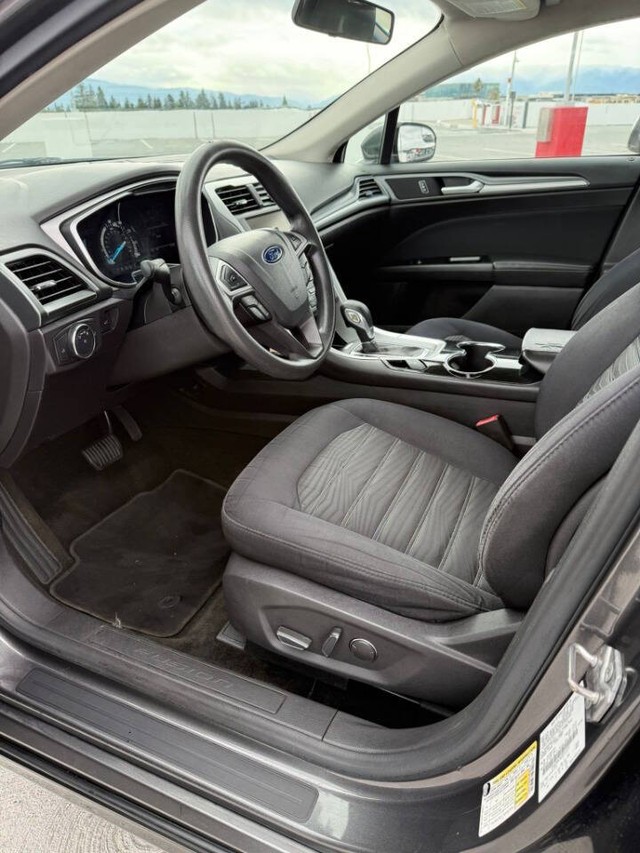 Ford Fusion Vehicle Full-screen Gallery Image 12