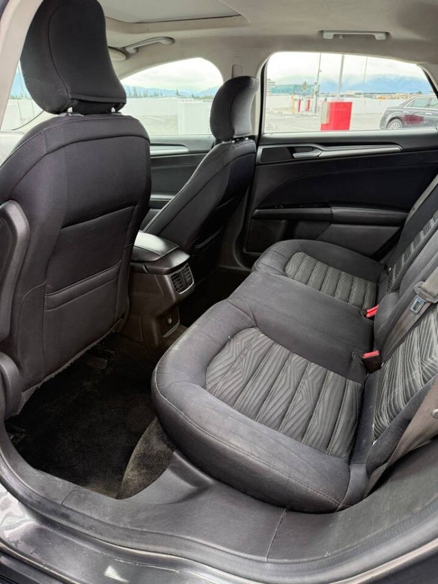 Ford Fusion Vehicle Full-screen Gallery Image 13