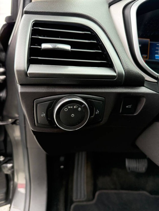 Ford Fusion Vehicle Full-screen Gallery Image 14