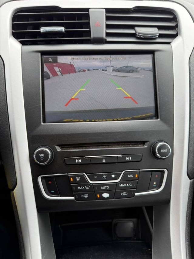 Ford Fusion Vehicle Full-screen Gallery Image 15