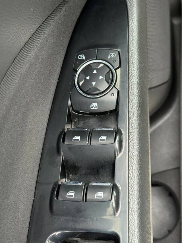 Ford Fusion Vehicle Full-screen Gallery Image 16