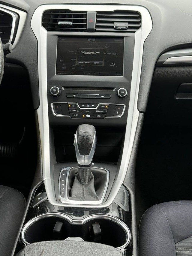 Ford Fusion Vehicle Full-screen Gallery Image 17