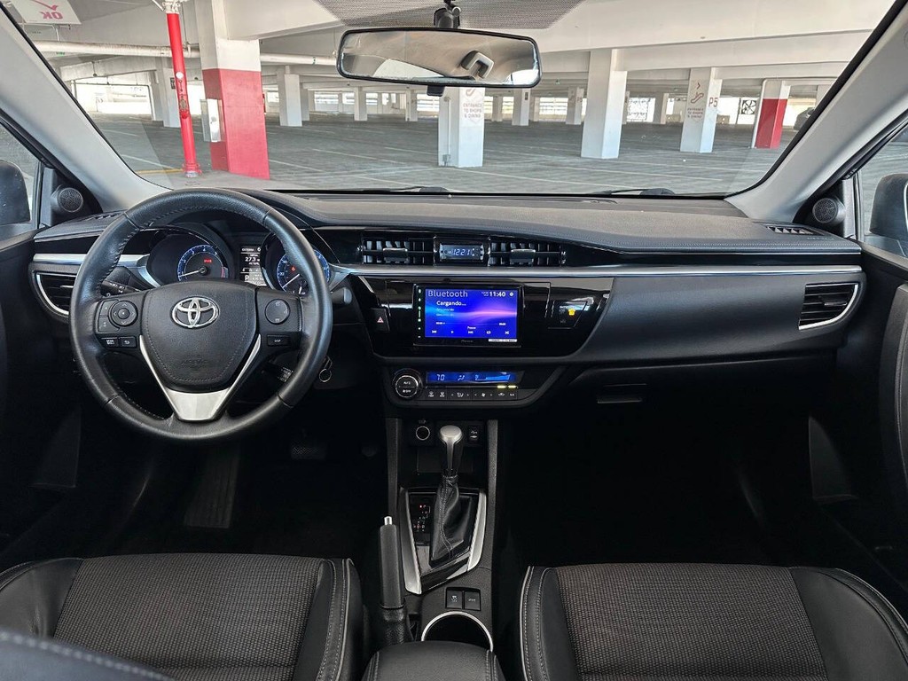 Toyota Corolla Vehicle Full-screen Gallery Image 09