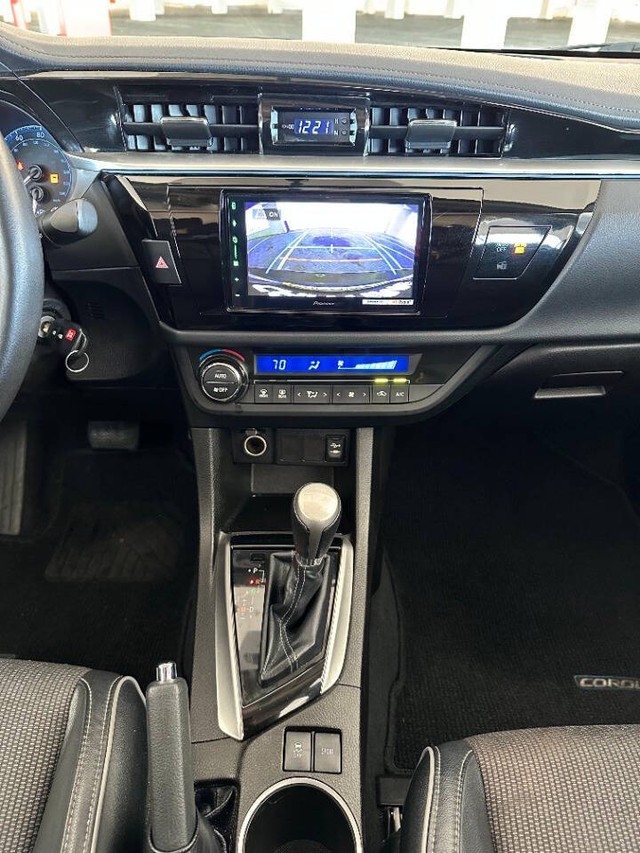 Toyota Corolla Vehicle Full-screen Gallery Image 10