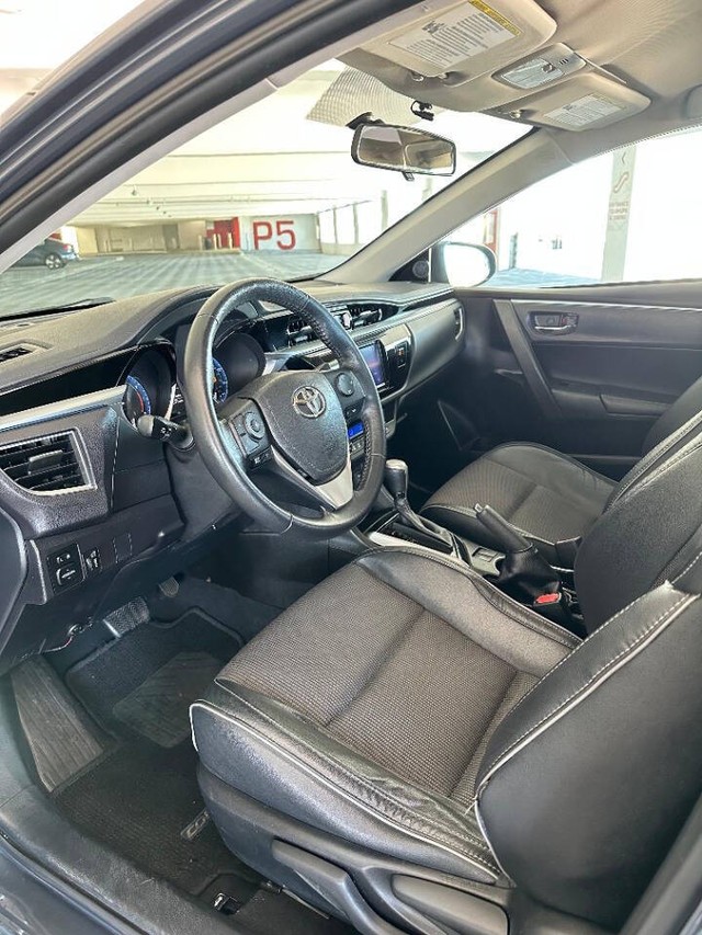 Toyota Corolla Vehicle Full-screen Gallery Image 11