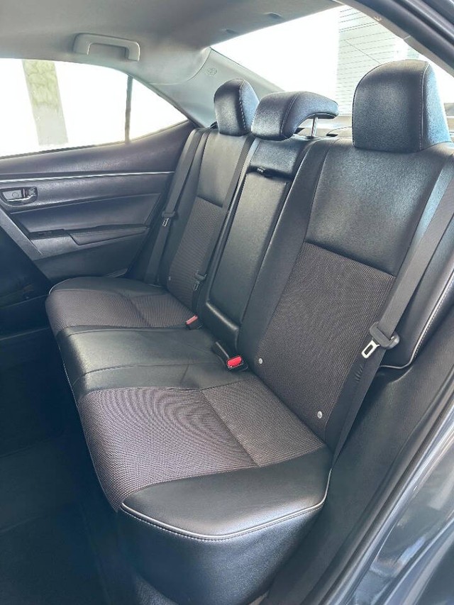 Toyota Corolla Vehicle Full-screen Gallery Image 12