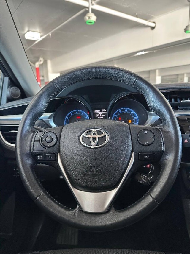 Toyota Corolla Vehicle Full-screen Gallery Image 13