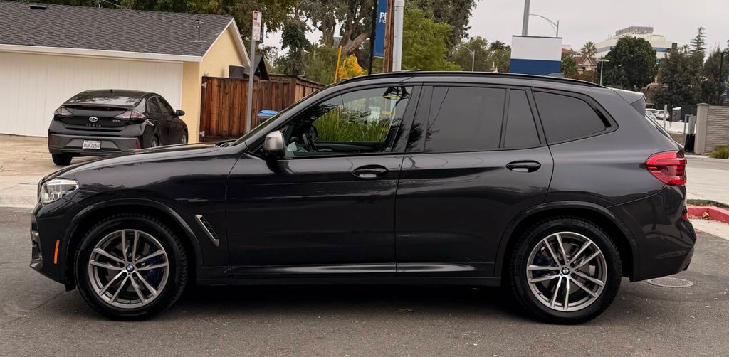 BMW X3 Vehicle Full-screen Gallery Image 03