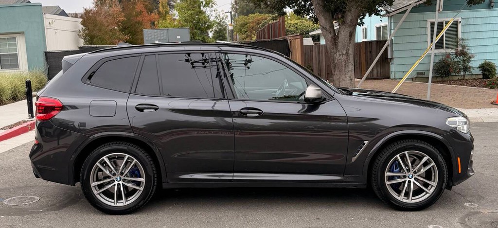 BMW X3 Vehicle Full-screen Gallery Image 04