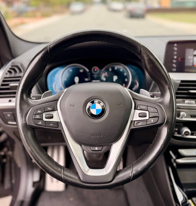 BMW X3 Vehicle Full-screen Gallery Image 09