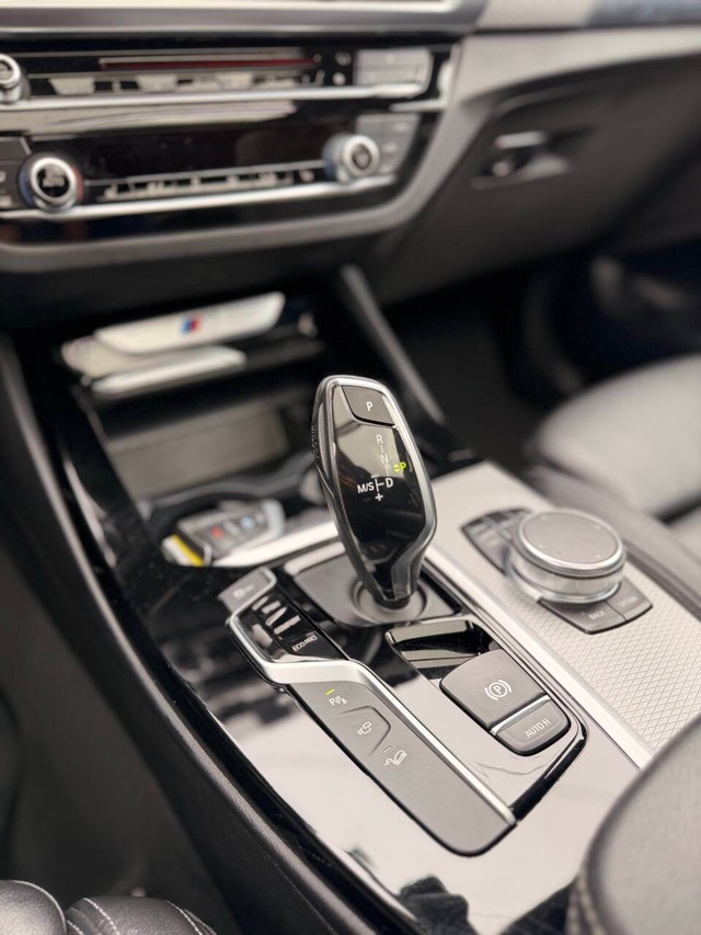 BMW X3 Vehicle Full-screen Gallery Image 12