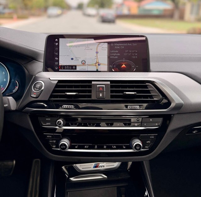 BMW X3 Vehicle Full-screen Gallery Image 13