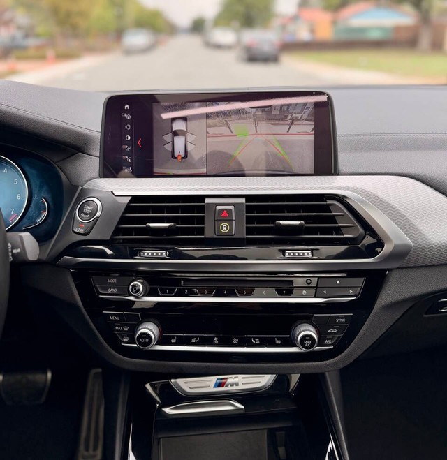 BMW X3 Vehicle Full-screen Gallery Image 14