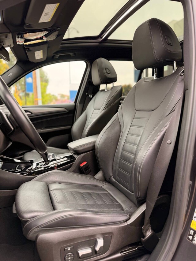 BMW X3 Vehicle Full-screen Gallery Image 15