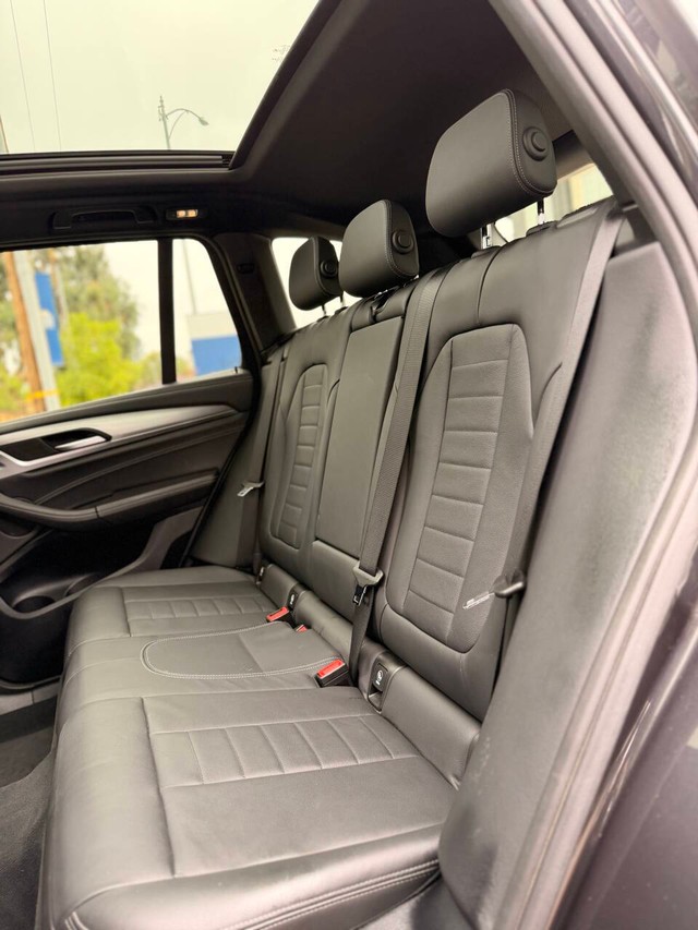 BMW X3 Vehicle Full-screen Gallery Image 16