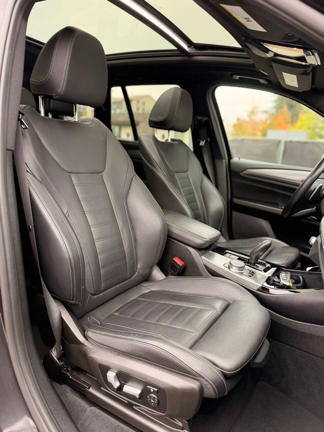 BMW X3 Vehicle Full-screen Gallery Image 17