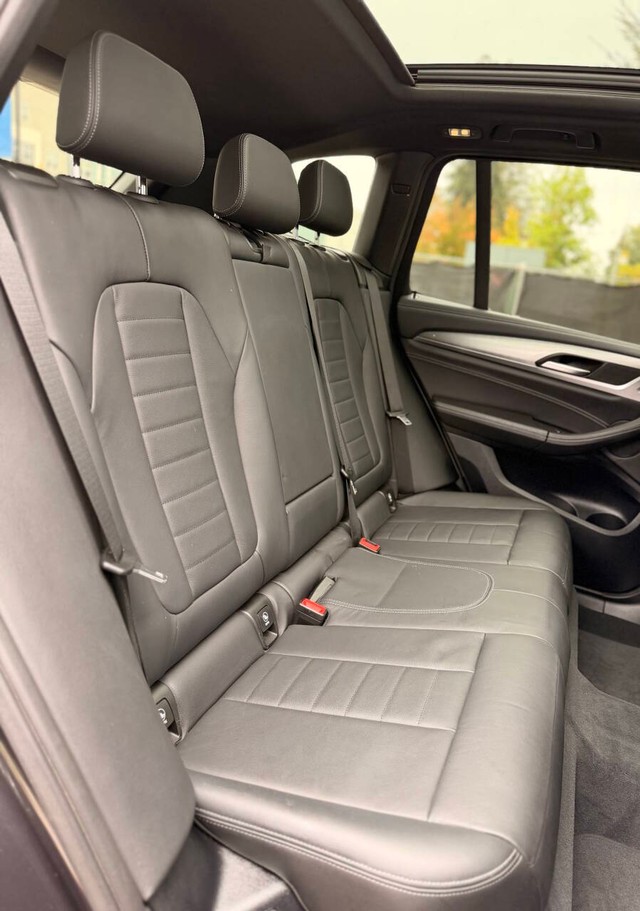 BMW X3 Vehicle Full-screen Gallery Image 18