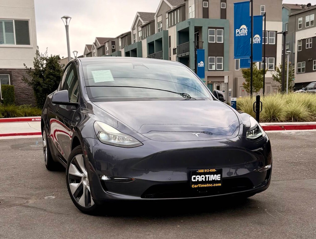 Tesla Model Y Vehicle Full-screen Gallery Image 03