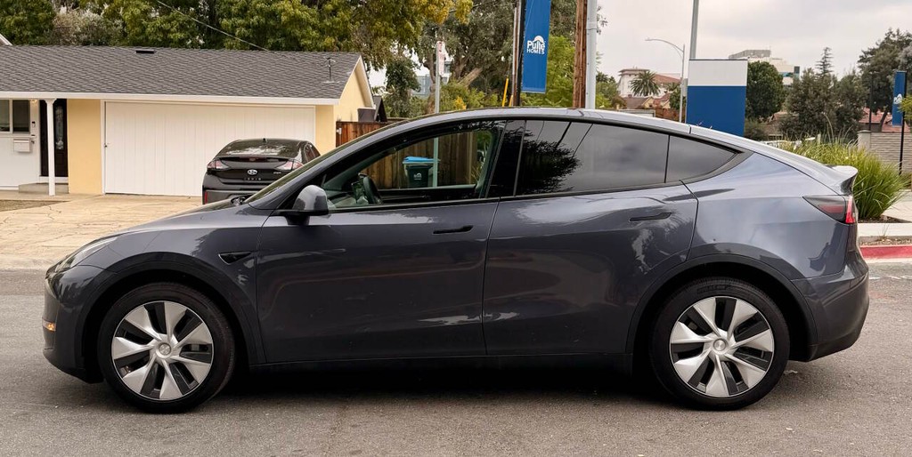 Tesla Model Y Vehicle Full-screen Gallery Image 04