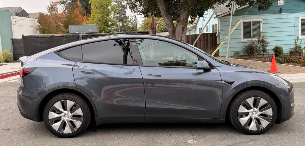 Tesla Model Y Vehicle Full-screen Gallery Image 05