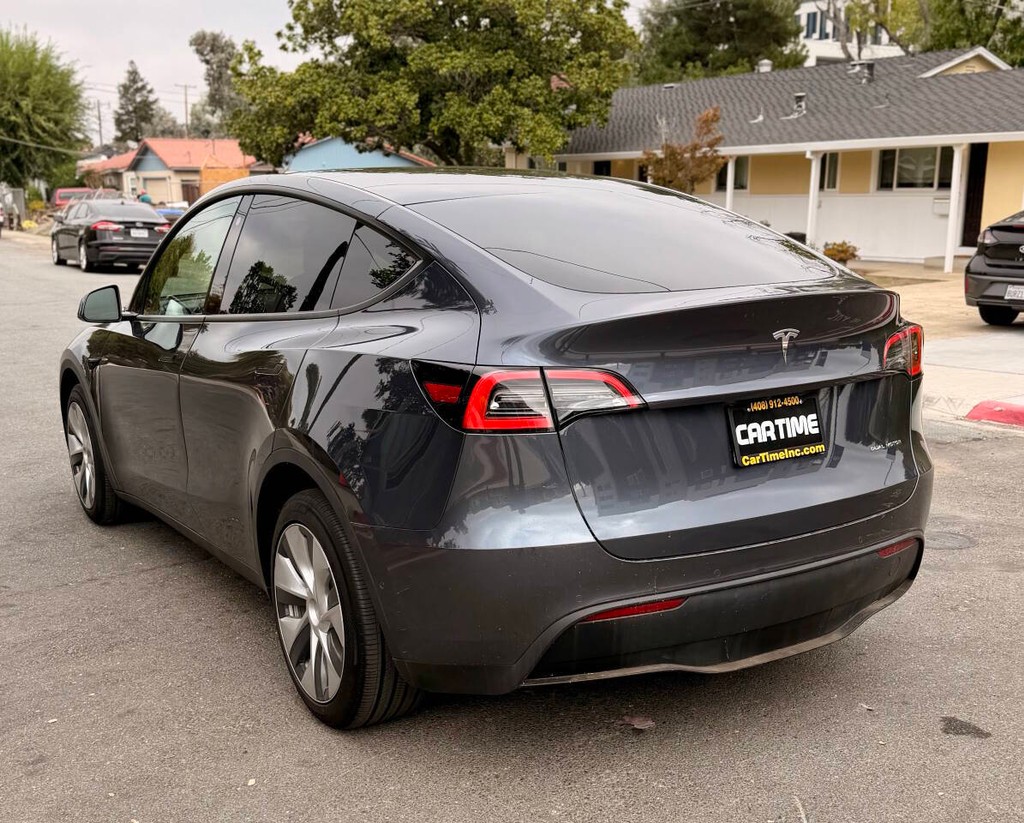 Tesla Model Y Vehicle Full-screen Gallery Image 06
