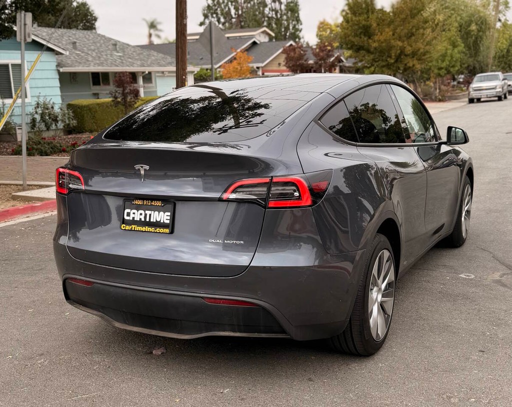 Tesla Model Y Vehicle Full-screen Gallery Image 07