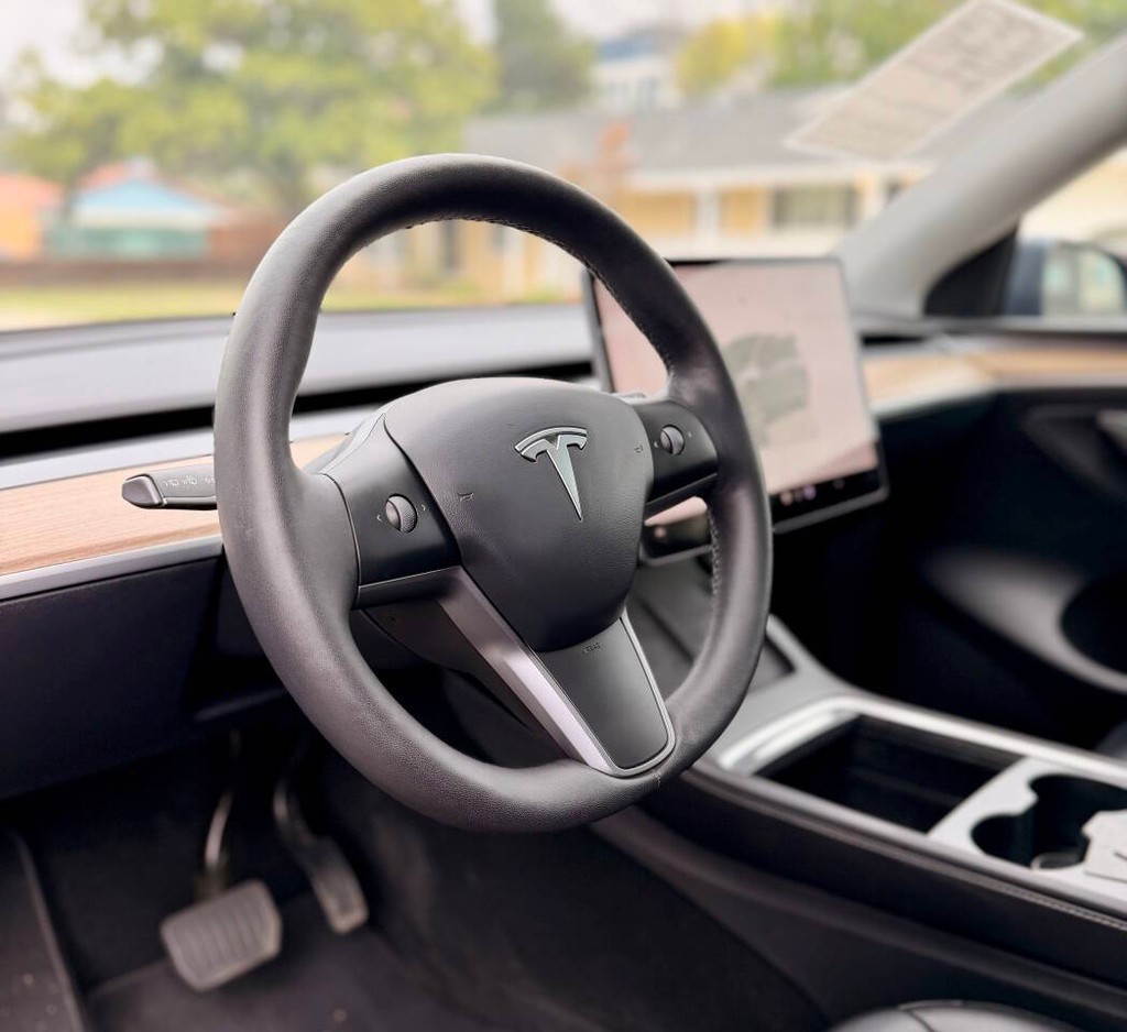 Tesla Model Y Vehicle Full-screen Gallery Image 10