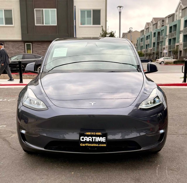 Tesla Model Y Vehicle Full-screen Gallery Image 02