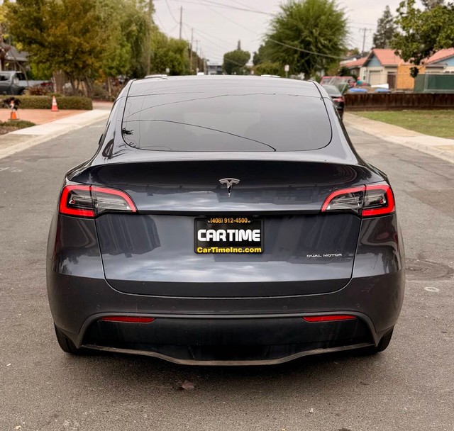 Tesla Model Y Vehicle Full-screen Gallery Image 08