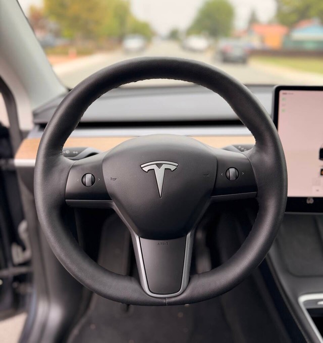 Tesla Model Y Vehicle Full-screen Gallery Image 09