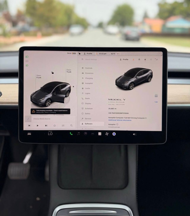 Tesla Model Y Vehicle Full-screen Gallery Image 11