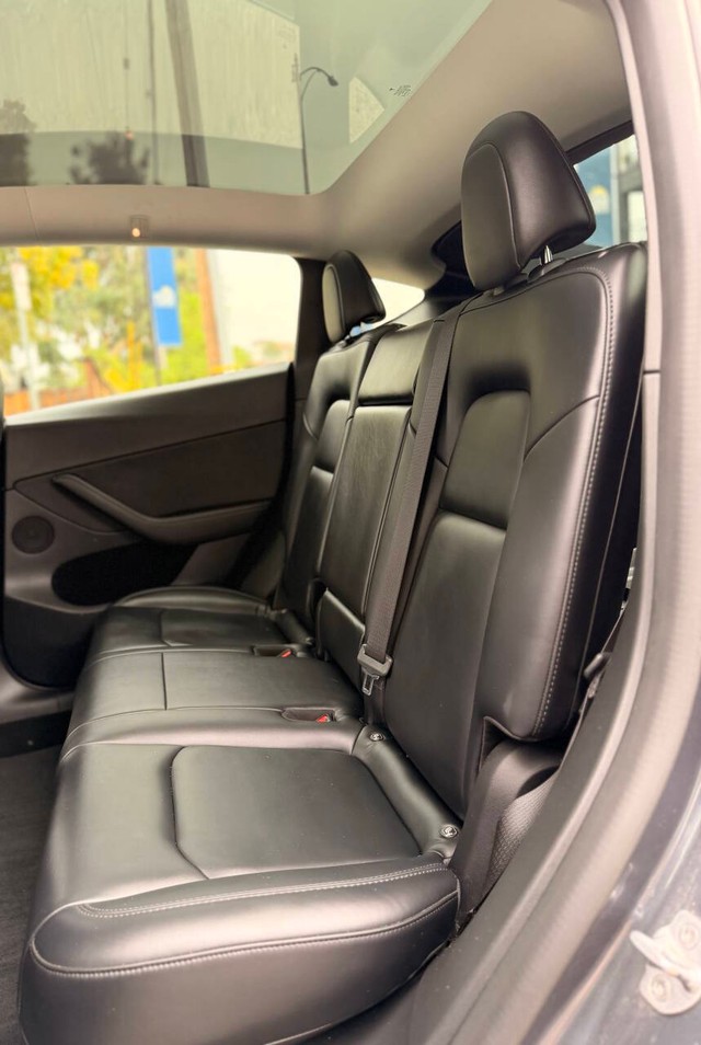 Tesla Model Y Vehicle Full-screen Gallery Image 16