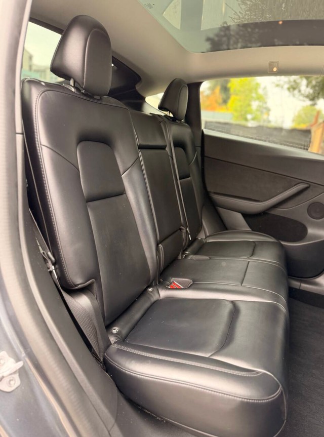 Tesla Model Y Vehicle Full-screen Gallery Image 17