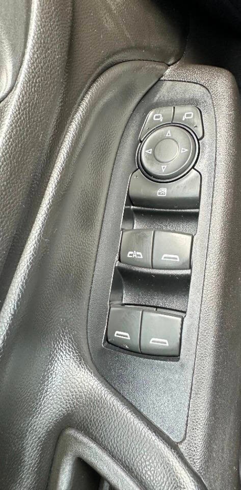 Chevrolet Equinox Vehicle Full-screen Gallery Image 13