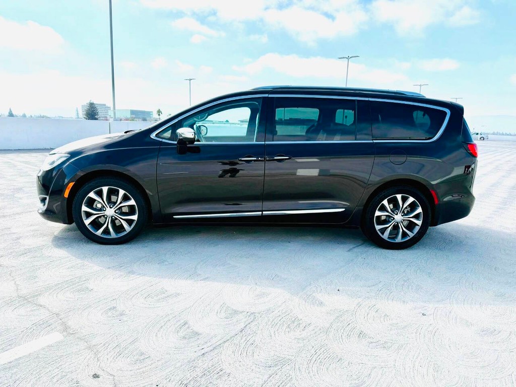 Chrysler Pacifica Vehicle Full-screen Gallery Image 04