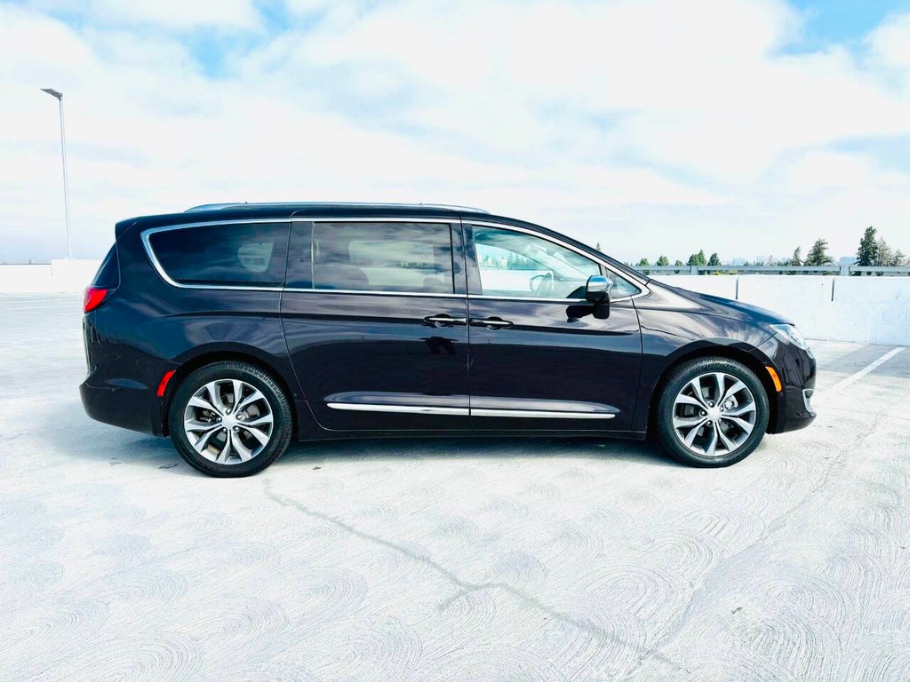 Chrysler Pacifica Vehicle Full-screen Gallery Image 08