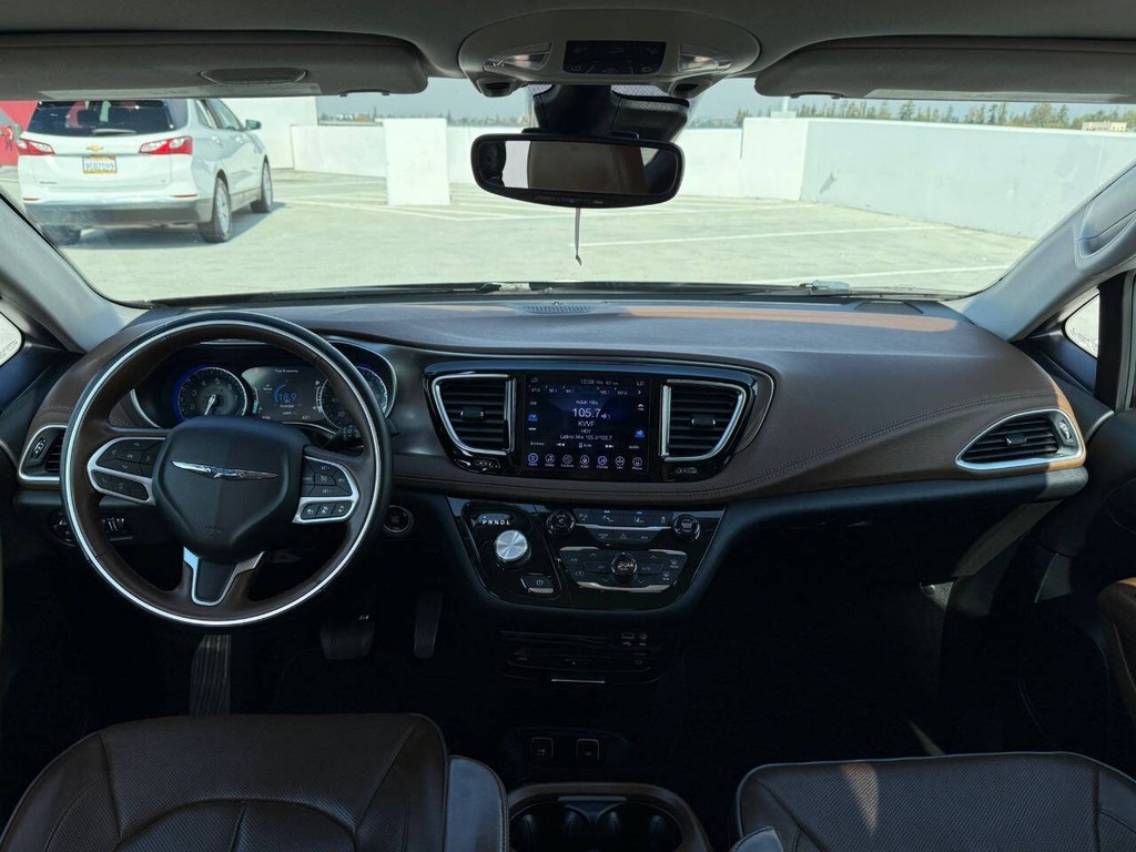 Chrysler Pacifica Vehicle Full-screen Gallery Image 09