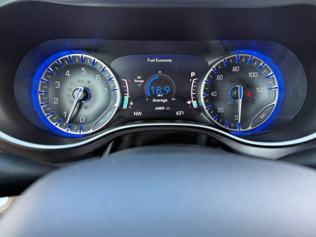 Chrysler Pacifica Vehicle Full-screen Gallery Image 11