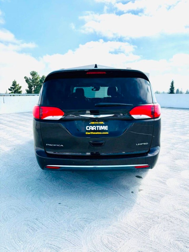 Chrysler Pacifica Vehicle Full-screen Gallery Image 06