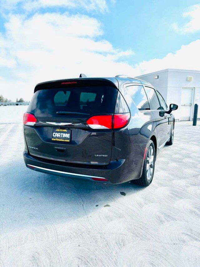 Chrysler Pacifica Vehicle Full-screen Gallery Image 07