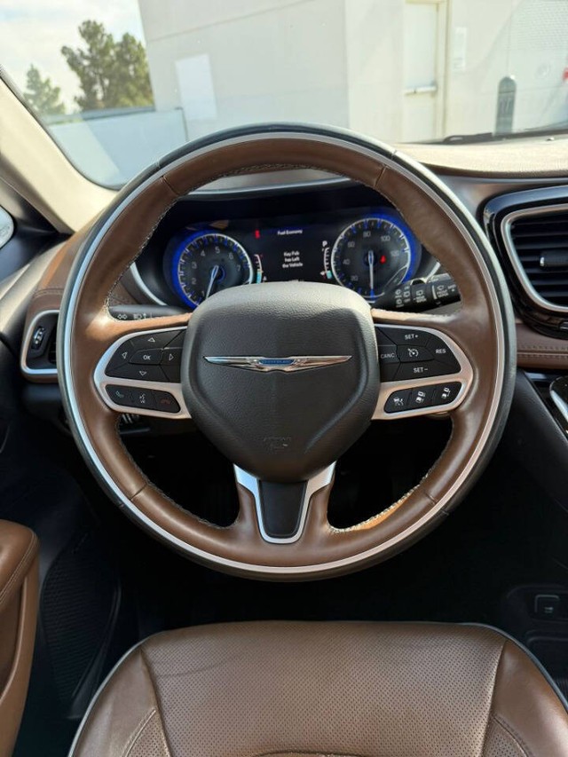 Chrysler Pacifica Vehicle Full-screen Gallery Image 10