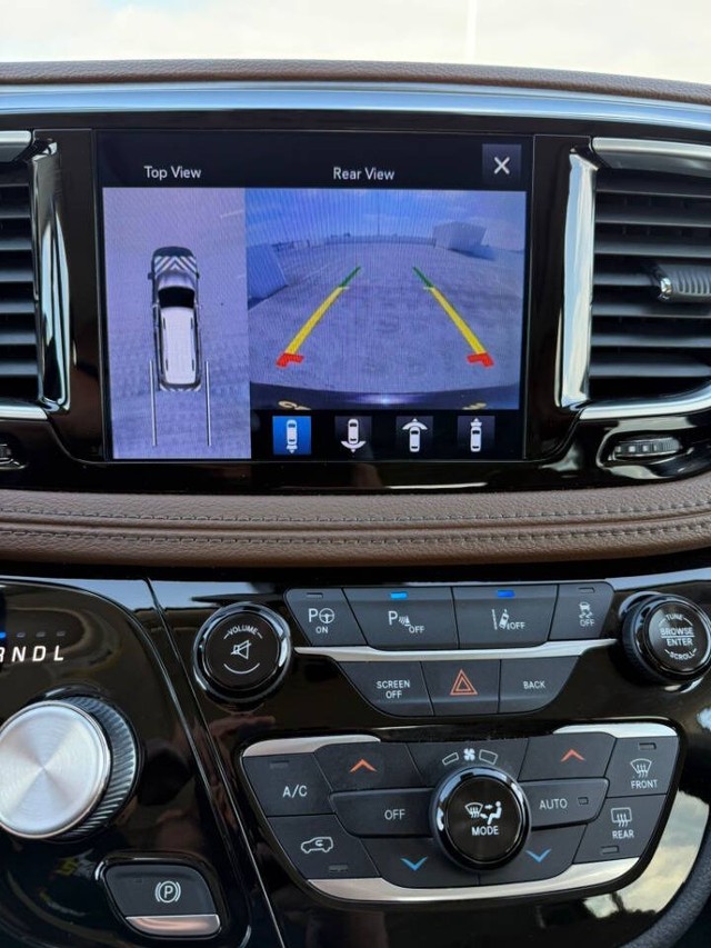 Chrysler Pacifica Vehicle Full-screen Gallery Image 12