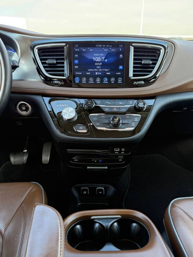 Chrysler Pacifica Vehicle Full-screen Gallery Image 13