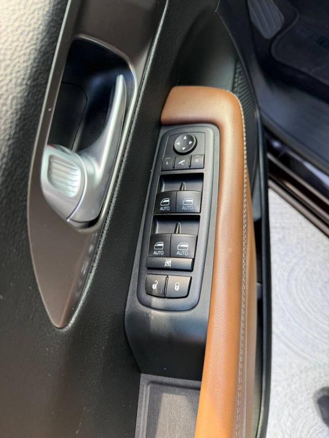 Chrysler Pacifica Vehicle Full-screen Gallery Image 14