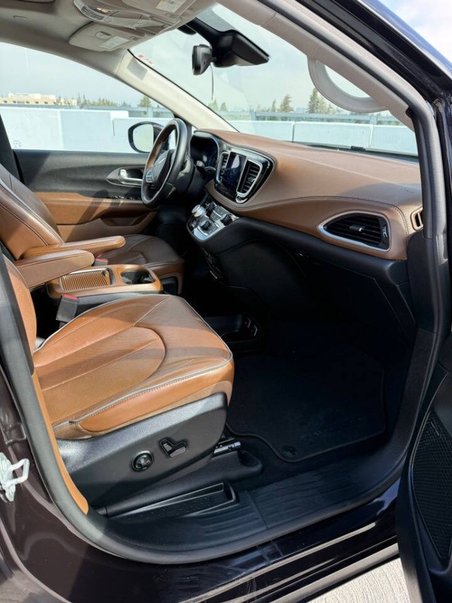 Chrysler Pacifica Vehicle Full-screen Gallery Image 15